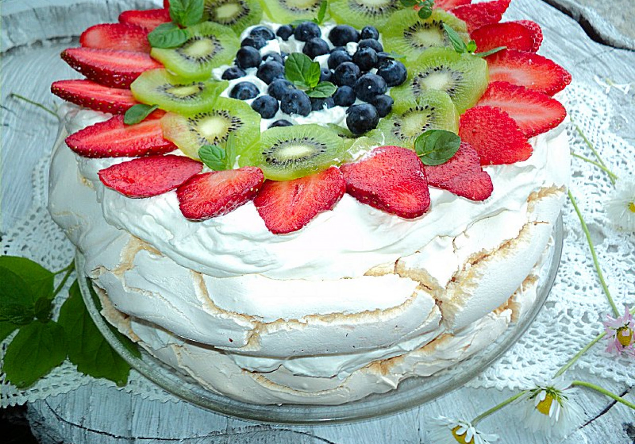 Bezowy tort z owocami  foto