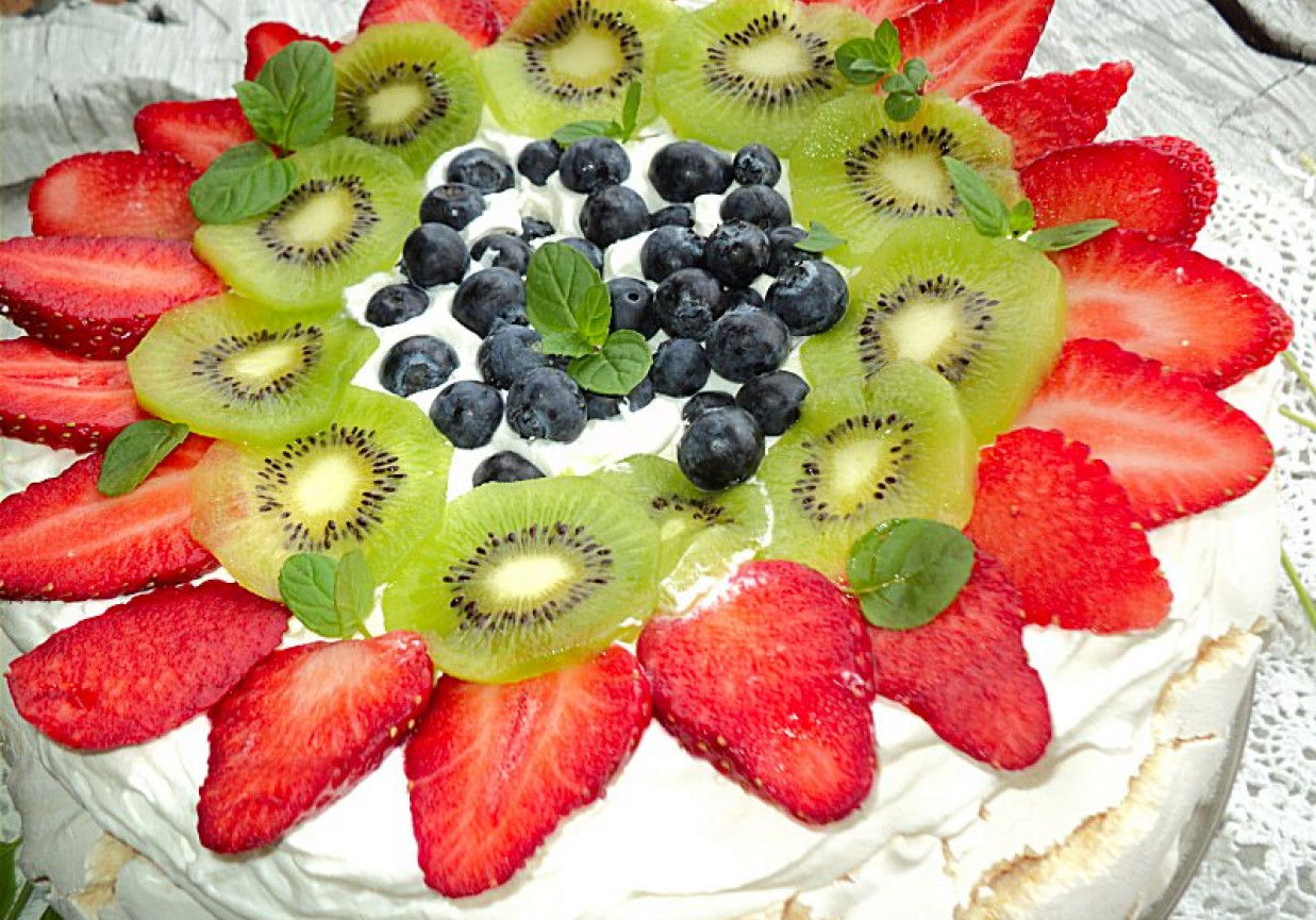 Bezowy tort z owocami  foto