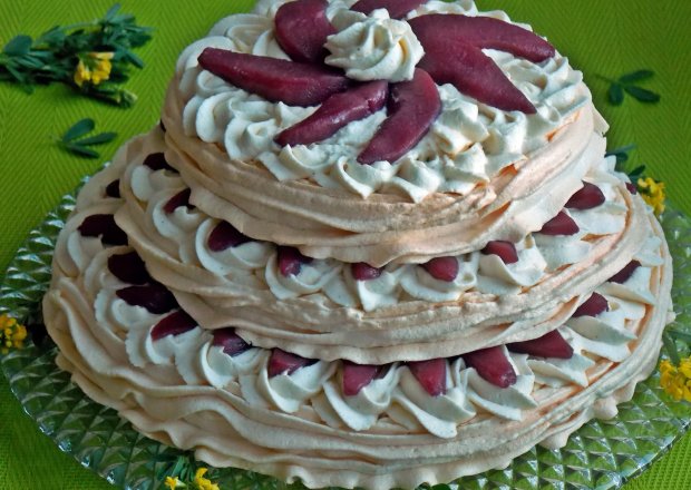 Fotografia przedstawiająca Bezowy tort z winnymi gruszkami