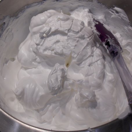Krok 1 - Bezowy tort z winnymi gruszkami foto