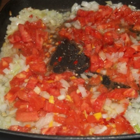 Krok 4 - Biała kapusta z pomidorami i żeberkami na ostro foto