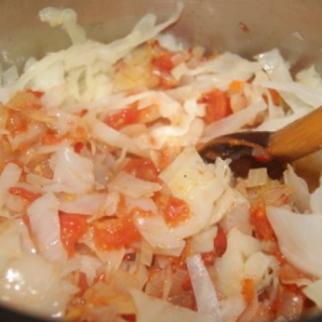 Krok 6 - Biała kapusta z pomidorami i żeberkami na ostro foto