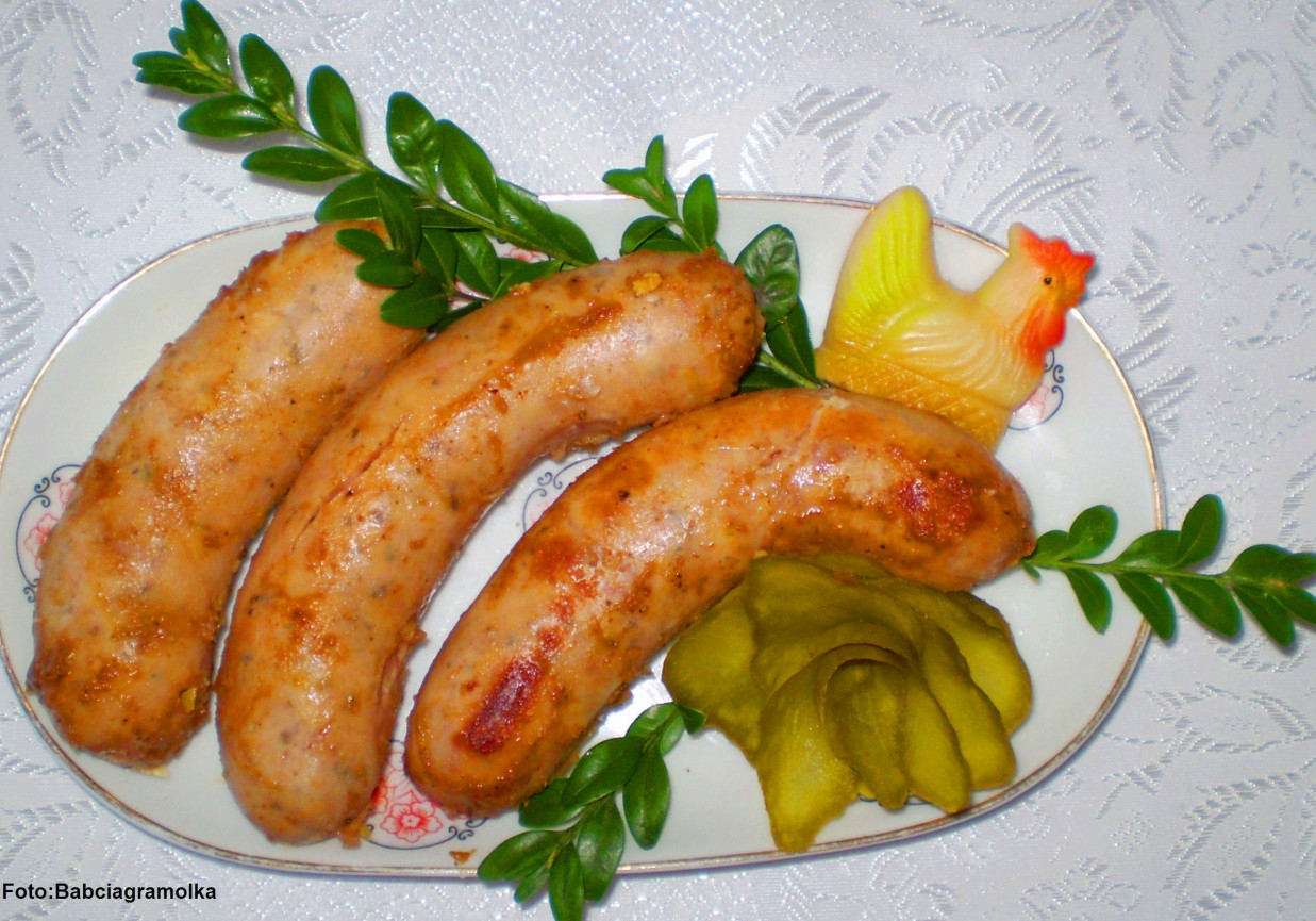 Biała kiełbasa opiekana w sosie z pieczenia mięs : foto