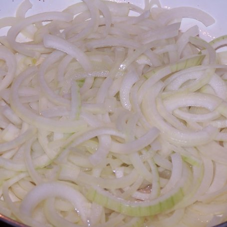 Krok 1 - Biała kiełbasa z cebulą pieczona w piwie foto