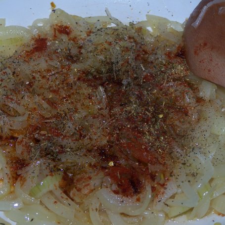 Krok 2 - Biała kiełbasa z cebulą pieczona w piwie foto