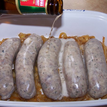 Krok 4 - Biała kiełbasa z cebulą pieczona w piwie foto