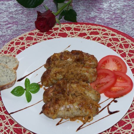 Krok 7 - Biała kiełbasa z cebulą pieczona w piwie foto