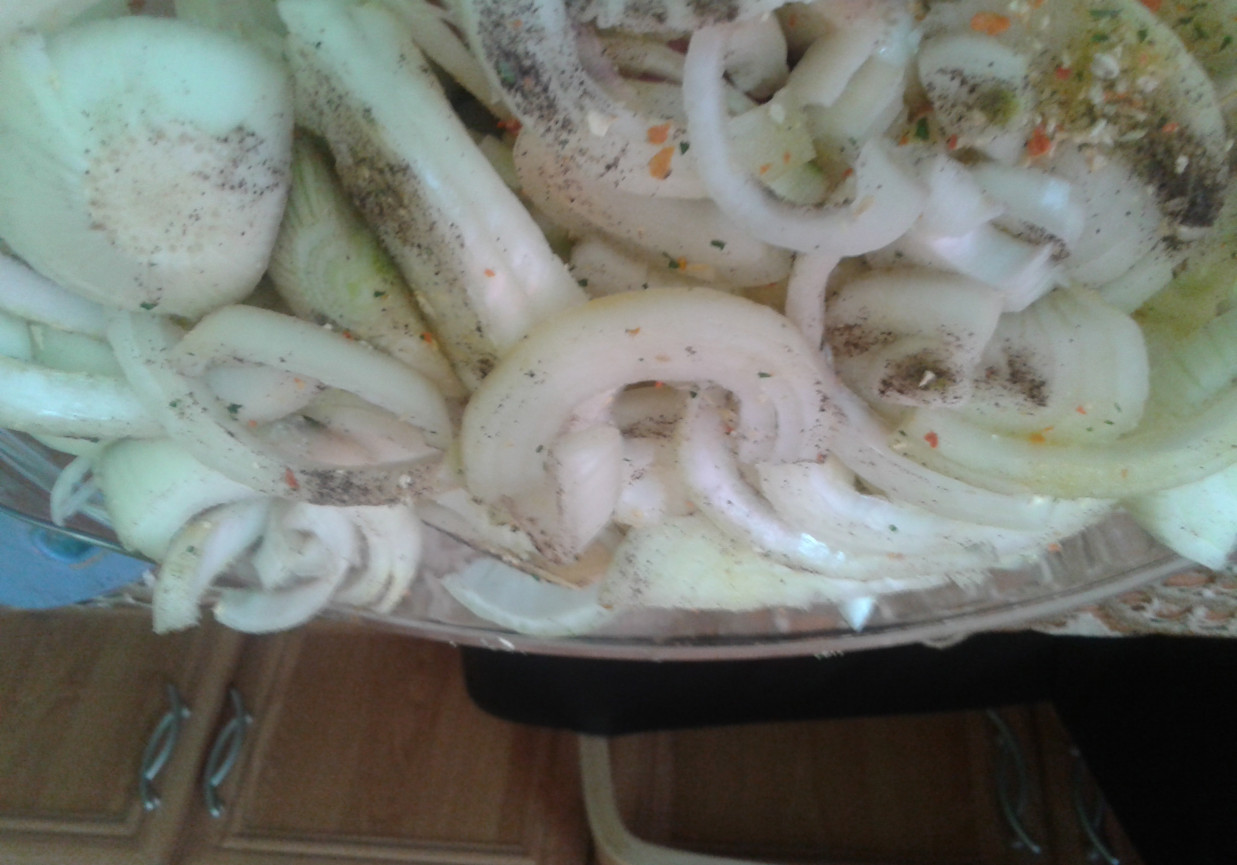 Biała kiełbasa w cebuli. foto