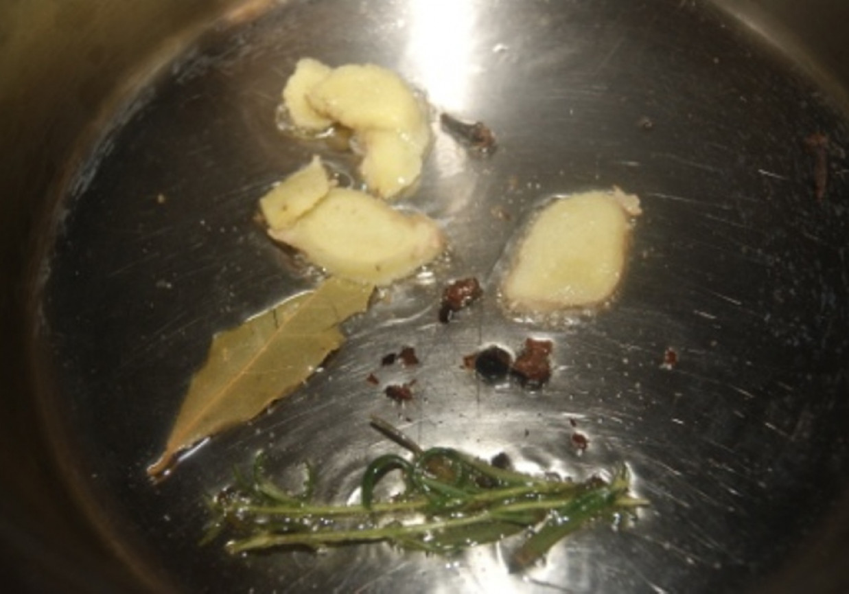 Biała kiełbasa w sosie korzennym z imbirem foto
