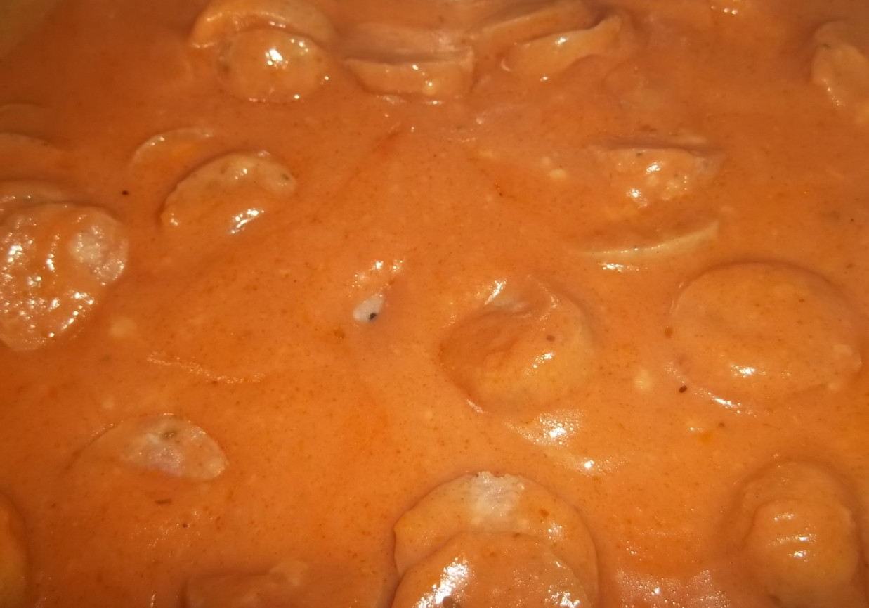 Biała kiełbasa w sosie pomidorowym foto