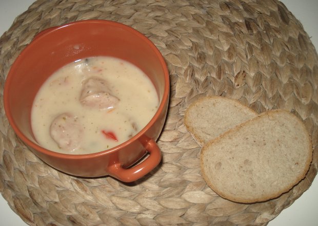 Fotografia przedstawiająca Biała kiełbasa w sosie - z pieczarkami i papryką