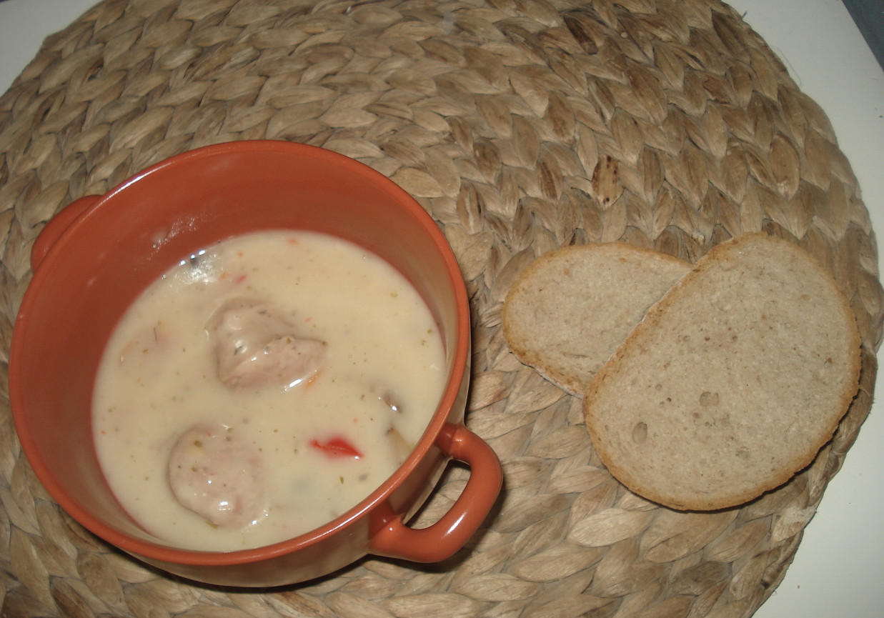 Biała kiełbasa w sosie - z pieczarkami i papryką foto