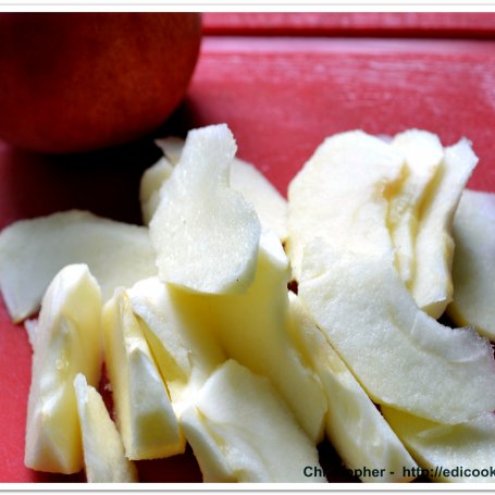 Krok 2 - Biała kiełbasa w szynce pieczona z jabłkami. foto