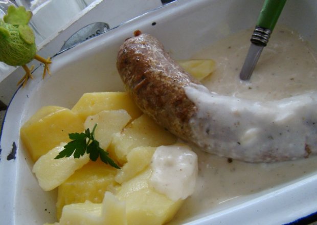 Fotografia przedstawiająca Biała kiełbasa z sosem żurkowym