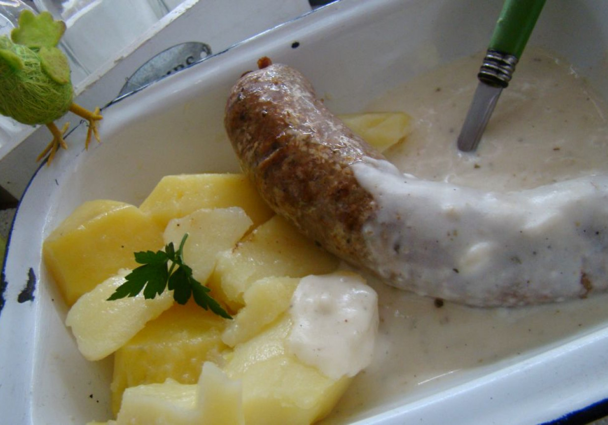 Biała kiełbasa z sosem żurkowym  foto