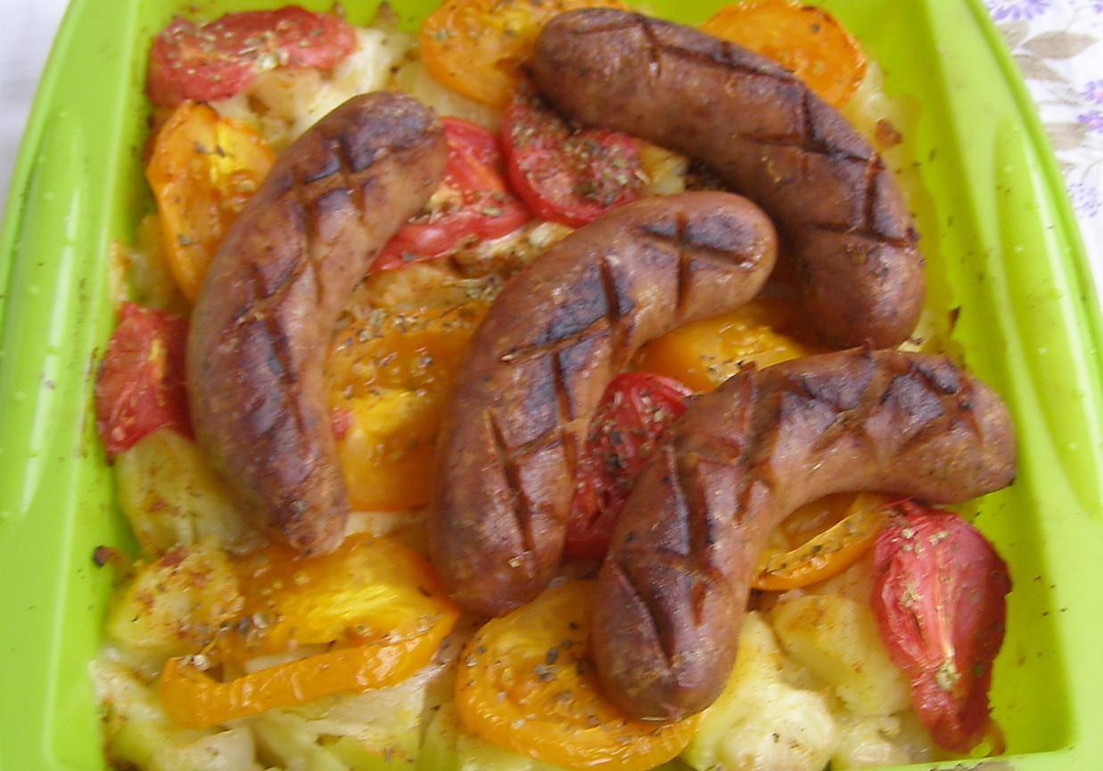 biała kiełbasa z ziemniakami,pomidorami,oregano... foto