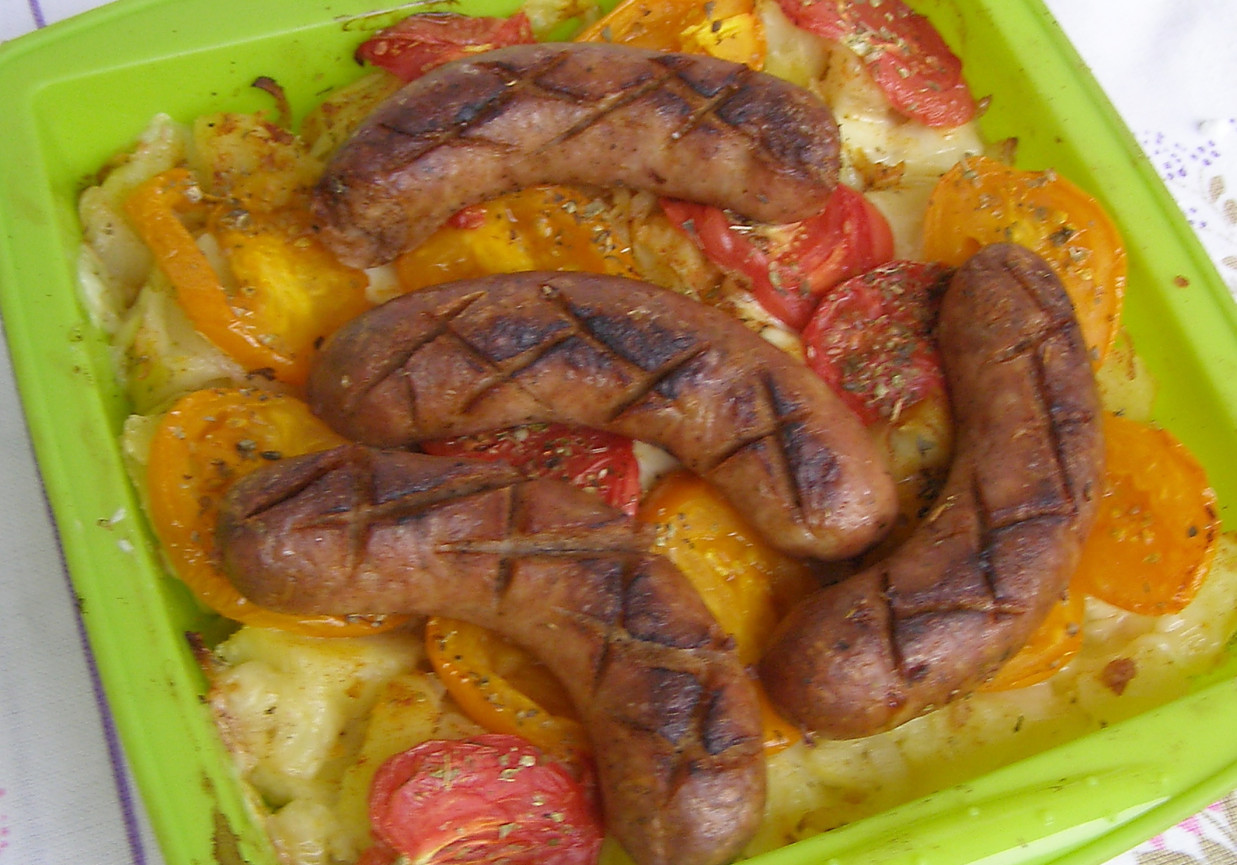 biała kiełbasa z ziemniakami,pomidorami,oregano... foto