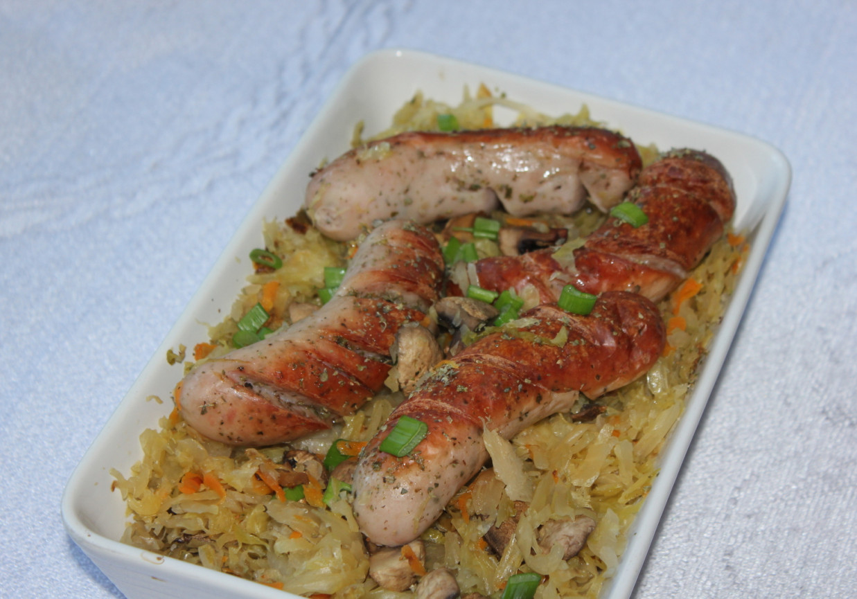 Biała kiełbasa zapiekana z kapustą i piwem foto