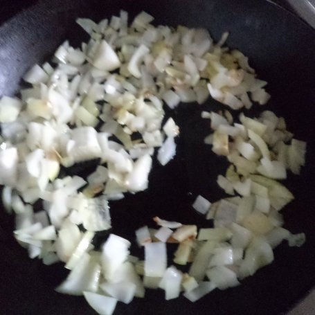 Krok 1 - Biała kiełbasa zapiekana z pieczarkami i cebulką :) foto
