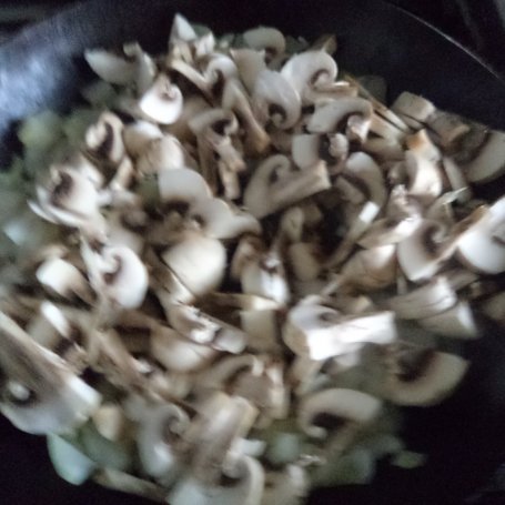 Krok 2 - Biała kiełbasa zapiekana z pieczarkami i cebulką :) foto