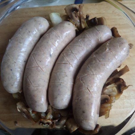 Krok 4 - Biała kiełbasa zapiekana z pieczarkami i cebulką :) foto