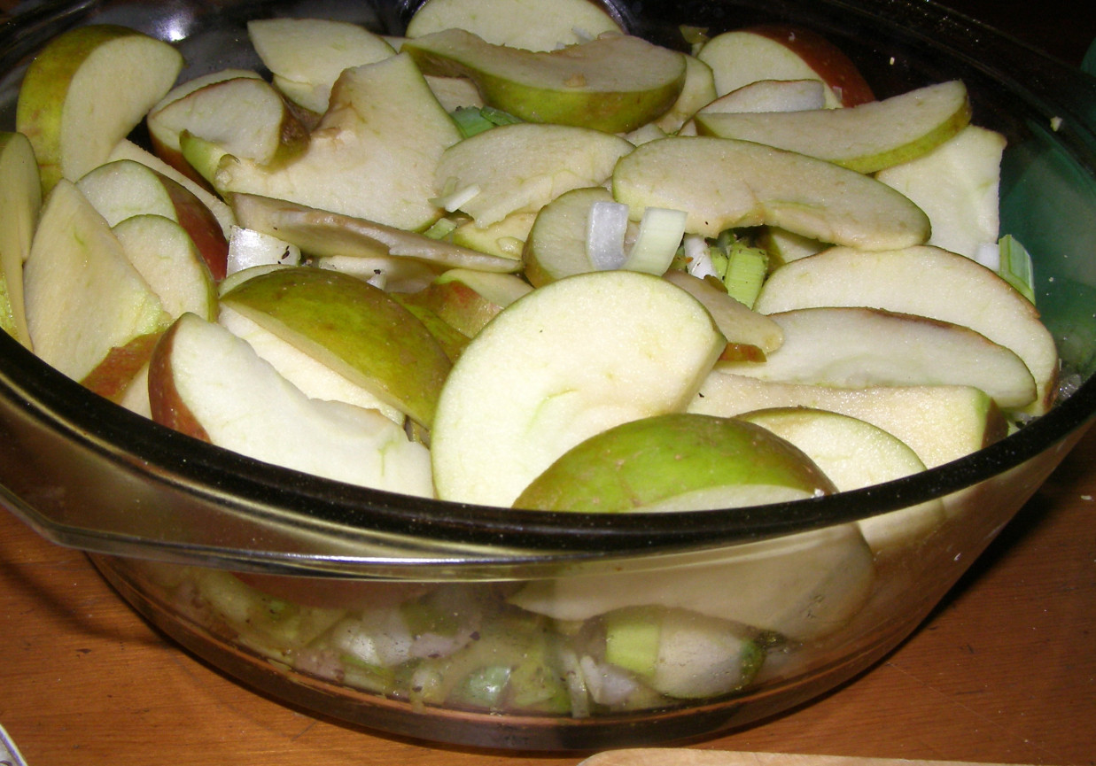 biała surowa pieczona z jabłkami,cebulą... foto