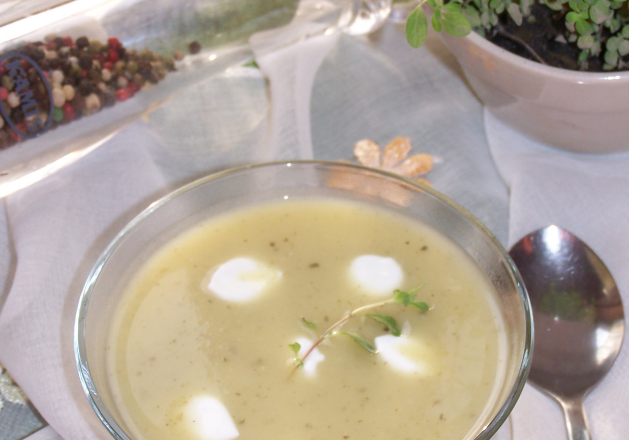 Biała zupa, czyli krem z cukinii, selera i ziemniaków foto