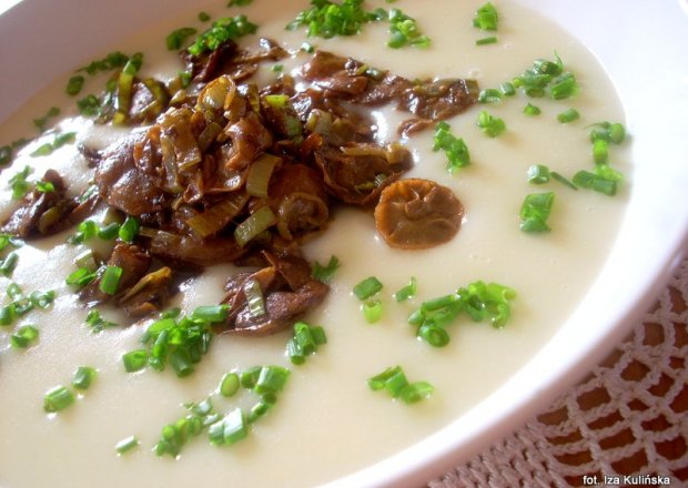 Fotografia przedstawiająca Biała zupa krem z łuszczakami