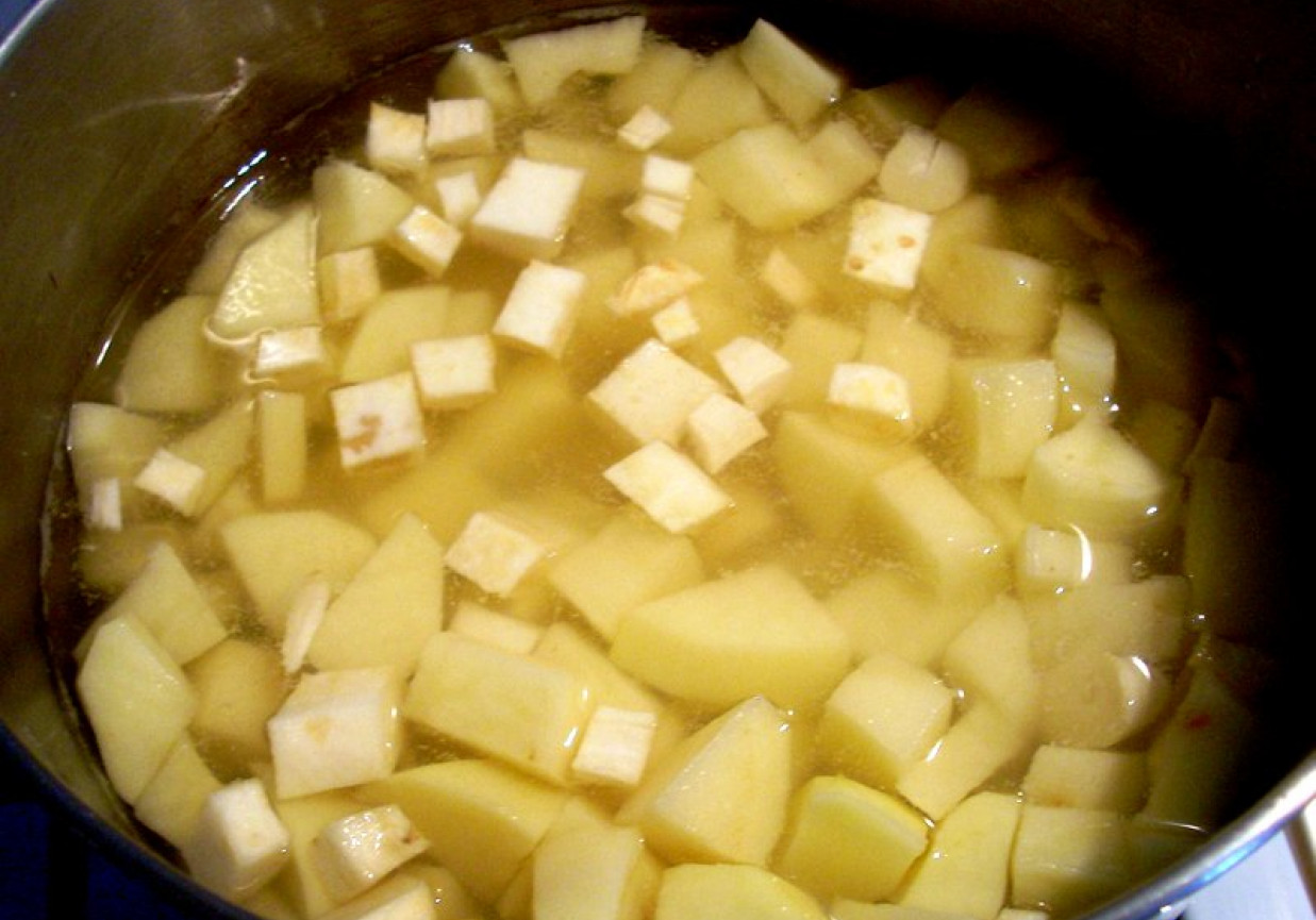 Biała zupa krem z łuszczakami foto