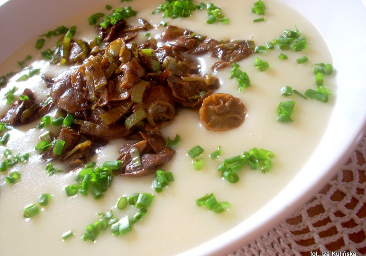 Biała zupa krem z łuszczakami foto