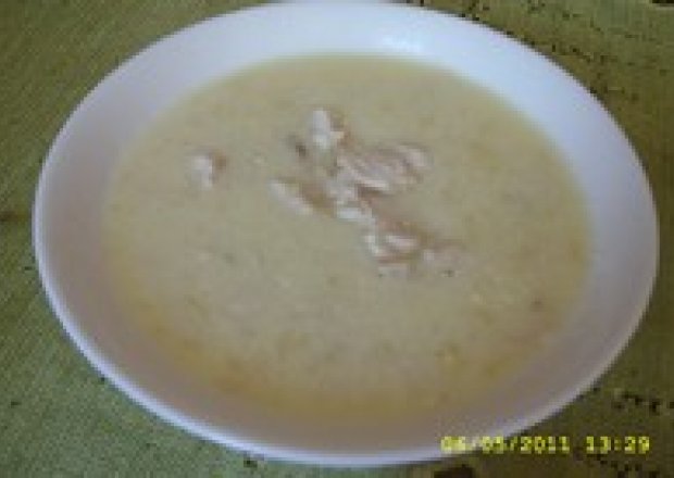 Fotografia przedstawiająca Biała zupa z cytryną