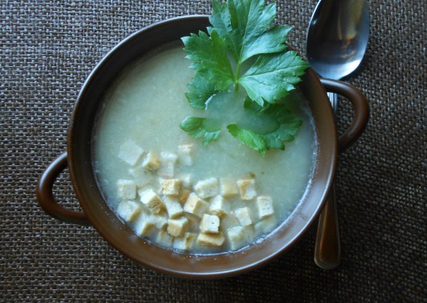 Fotografia przedstawiająca Biała zupa z grzankami.