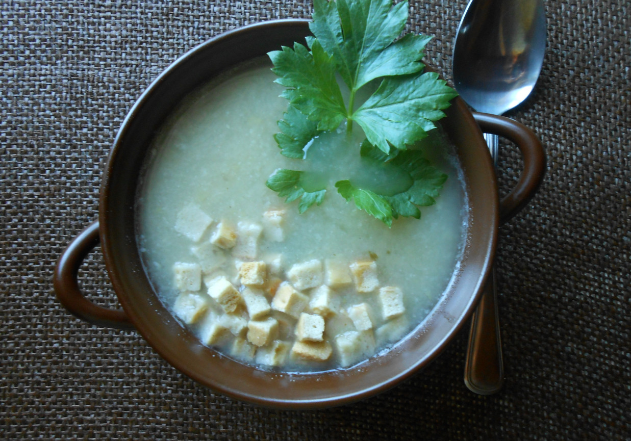 Biała zupa z grzankami. foto