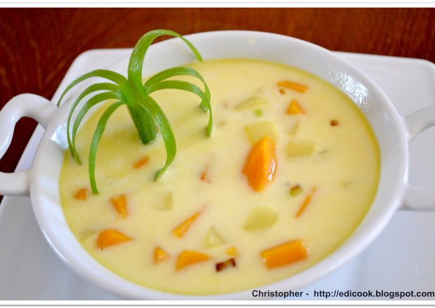 Fotografia przedstawiająca Biała zupa z ziemniakami i dynią