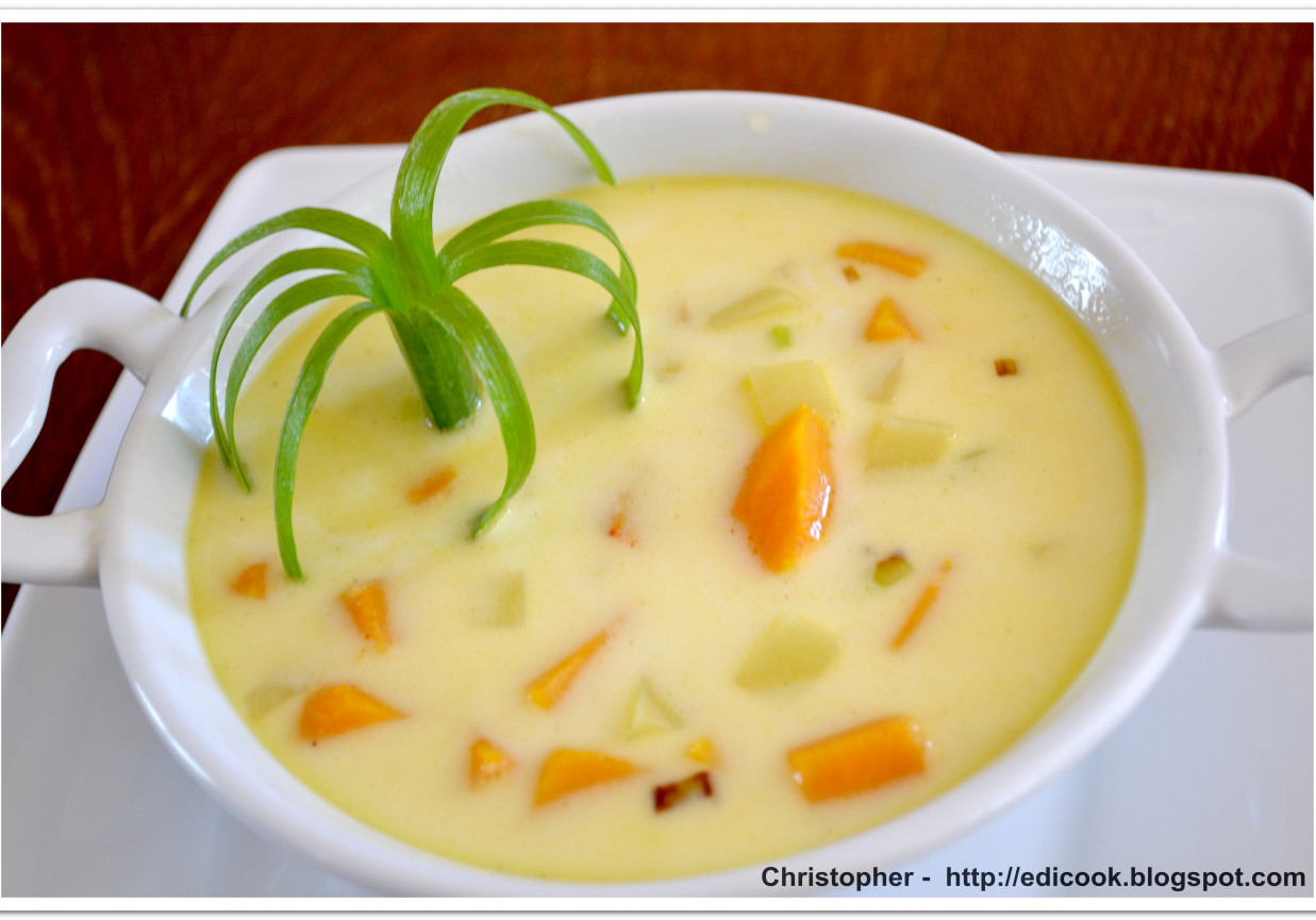 Biała zupa z ziemniakami i dynią foto