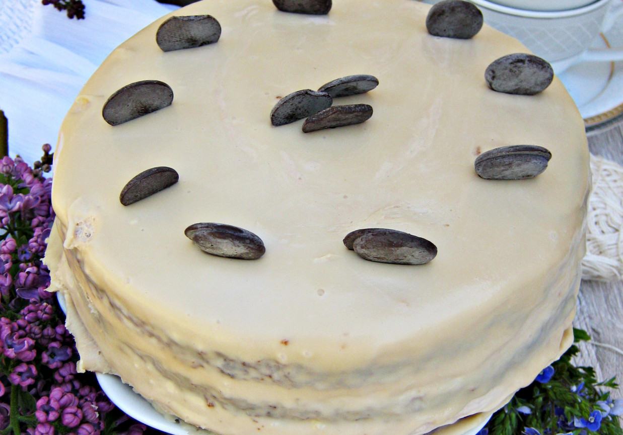 Białe brownie z kremem kinder i polewą z białej czekolady foto