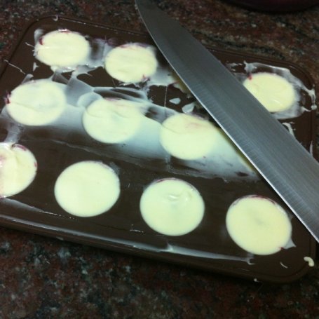 Krok 7 - Białe czekoladki z musem malinowym foto