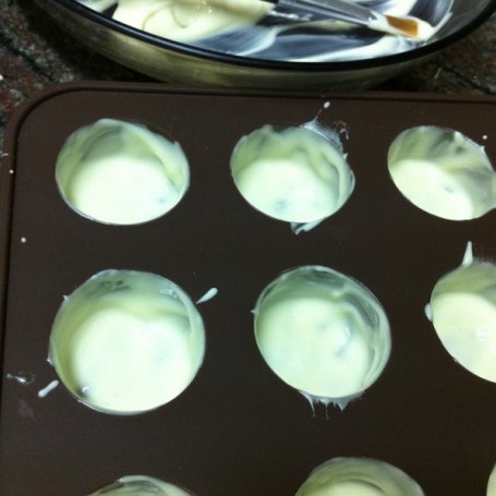Krok 4 - Białe czekoladki z musem malinowym foto