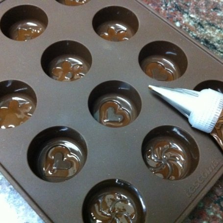 Krok 2 - Białe czekoladki z musem malinowym foto
