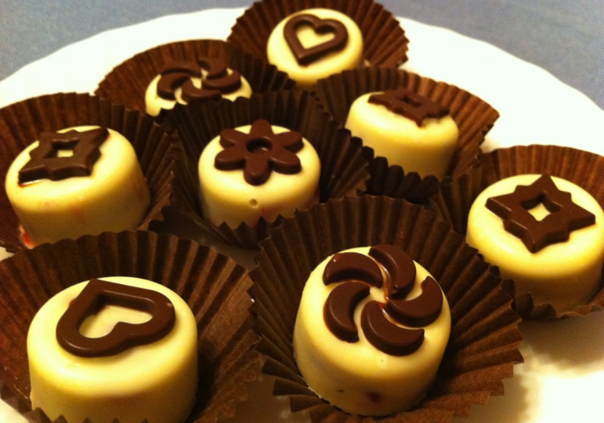 Białe czekoladki z musem malinowym foto