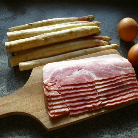 Krok 1 - Białe szparagi na bekonie i jajku sadzonym foto