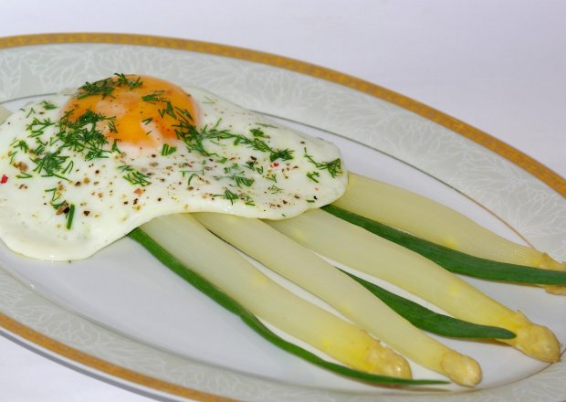Fotografia przedstawiająca Białe szparagi z jajem sadzonym