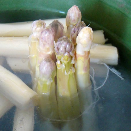 Krok 1 - Białe szparagi zapiekane pod sosem serowo-beszamelowym foto