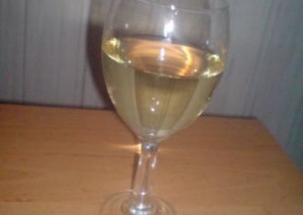 Fotografia przedstawiająca białe wino