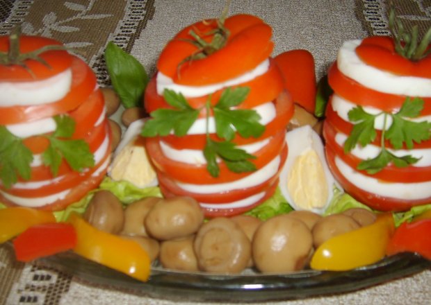 Fotografia przedstawiająca Biało - czerwone pomidorki
