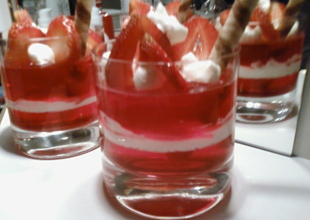 Fotografia przedstawiająca Biało-czerwony deser