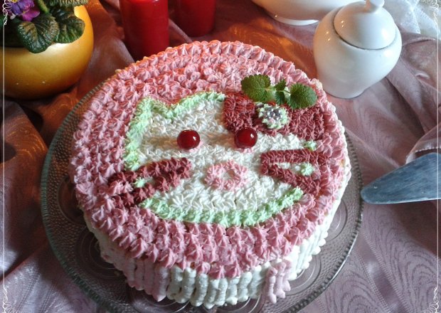Fotografia przedstawiająca Biało-różowy tort dla dziewczynki