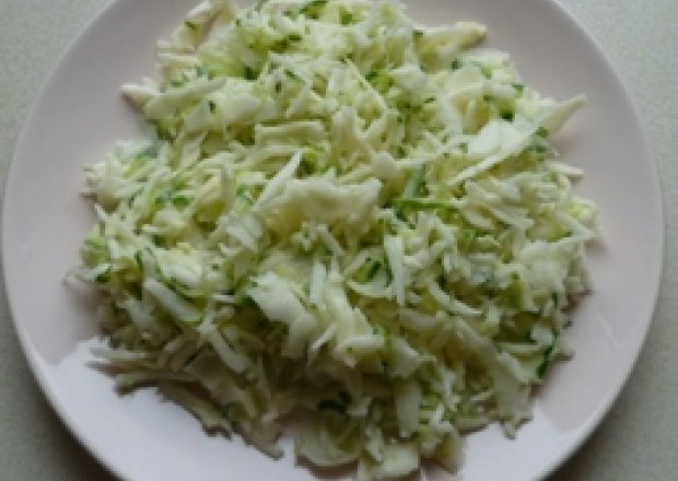 Fotografia przedstawiająca Biało - zielona surówka do obiadu