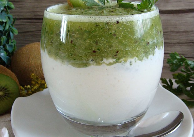 Fotografia przedstawiająca Biało zielony koktajl z kiwi