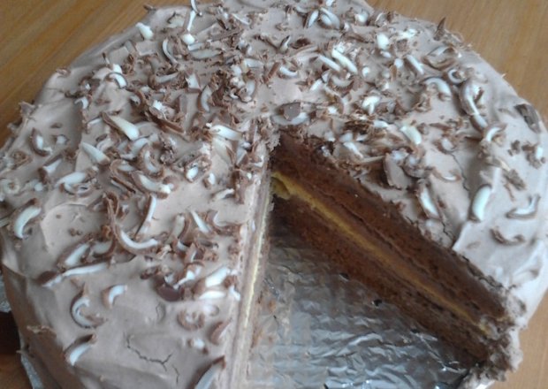 Fotografia przedstawiająca Biało-czarny tort czekoladowy